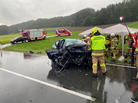 VERKEHRSUNFALL MIT EINGEKLEMMTER PERSON - STRASSWALCHENvon VORLAGE