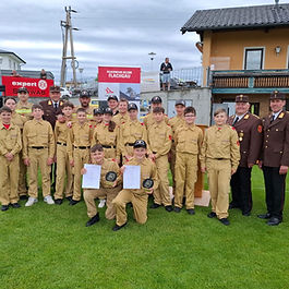 Samstag, 07. Juli 2025 Am Samstag, dem 7. Juli 2025, fand der diesjährige Bezirksfeuerwehrjugendleistungsbewerb (BFJLA) in Bronze und Silber in Schleedorf statt. Auch unsere Feuerwehrjugend war mit vollem Einsatz dabei: 18 engagierte Jugendliche stellten sich der Herausforderung und zeigten ihr Können. Nach wochenlanger, intensiver Vorbereitung konnten unsere beiden Gruppen in beiden Leistungsstufen – Bronze und Silber – den hervorragenden 1. Platz erzielen. Damit haben sie die Generalprobe für den Landesbewerb im Juli mit Bravour gemeistert. Ein großer Dank gilt unseren engagierten Ausbilderinnen und Ausbildern, die mit viel Einsatz und Herzblut zur hervorragenden Leistung unserer Jugend beigetragen haben.