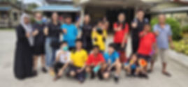 准备就绪的名望国际学校师生,在老人院前合影.jpeg