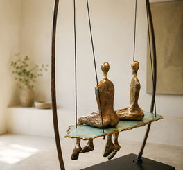 Sculpture de Vanessa Renoux, artiste Annecy, d'un couple en bronze sur une balançoire.