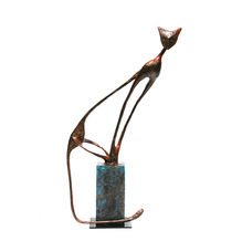 Sculpture de chat en métal et matériaux composites, par Vanessa Renoux