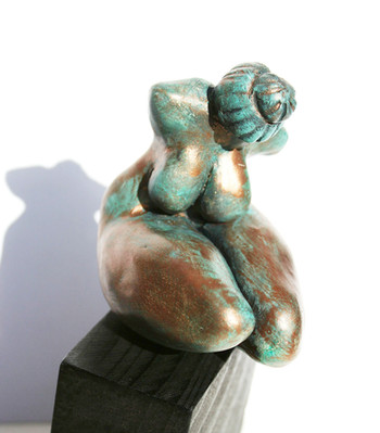 Sculpture, statuette, en céramique, modelage et cuisson, patine bronze, vert de gris, femme assise, vanessa renoux