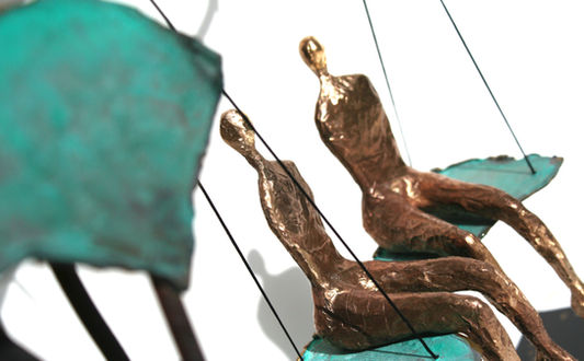 Sculpture de Vanessa Renoux, artiste Annecy, d'un couple en bronze sur une balançoire.