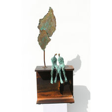 Sculpture de Vanessa Renoux, artiste annecy, d'un couple de personnages en bronze vert antique assis sur un IPN métallique sous un arbre pin en métal découpé.
