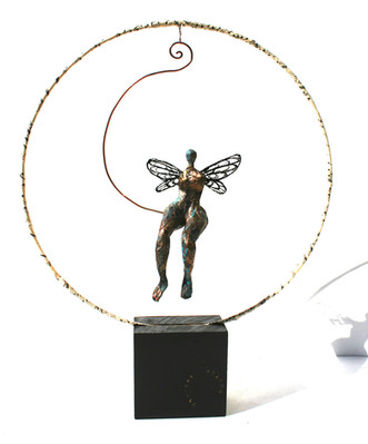 sculpture balançoire, mobile, fée, ailes, papillon, sculpture femme élancé, longiligne, filiforme, upcycling, matériaux de récupération, bronze, vanessa renoux