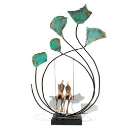 Sculpture de Vanessa Renoux, artiste Annecy, d'un couple de personnages en bronze sur une balançoire.