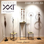 Sculptures contemporaines mises en lumière dans la galerie XXieme