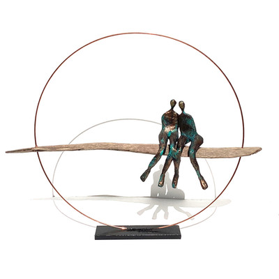 Sculpture bronze vert, personnages amoureux couple assis sur pont de bois flotté