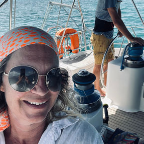 Ayoka Skipper Michael mit medizinischen Rückengurt