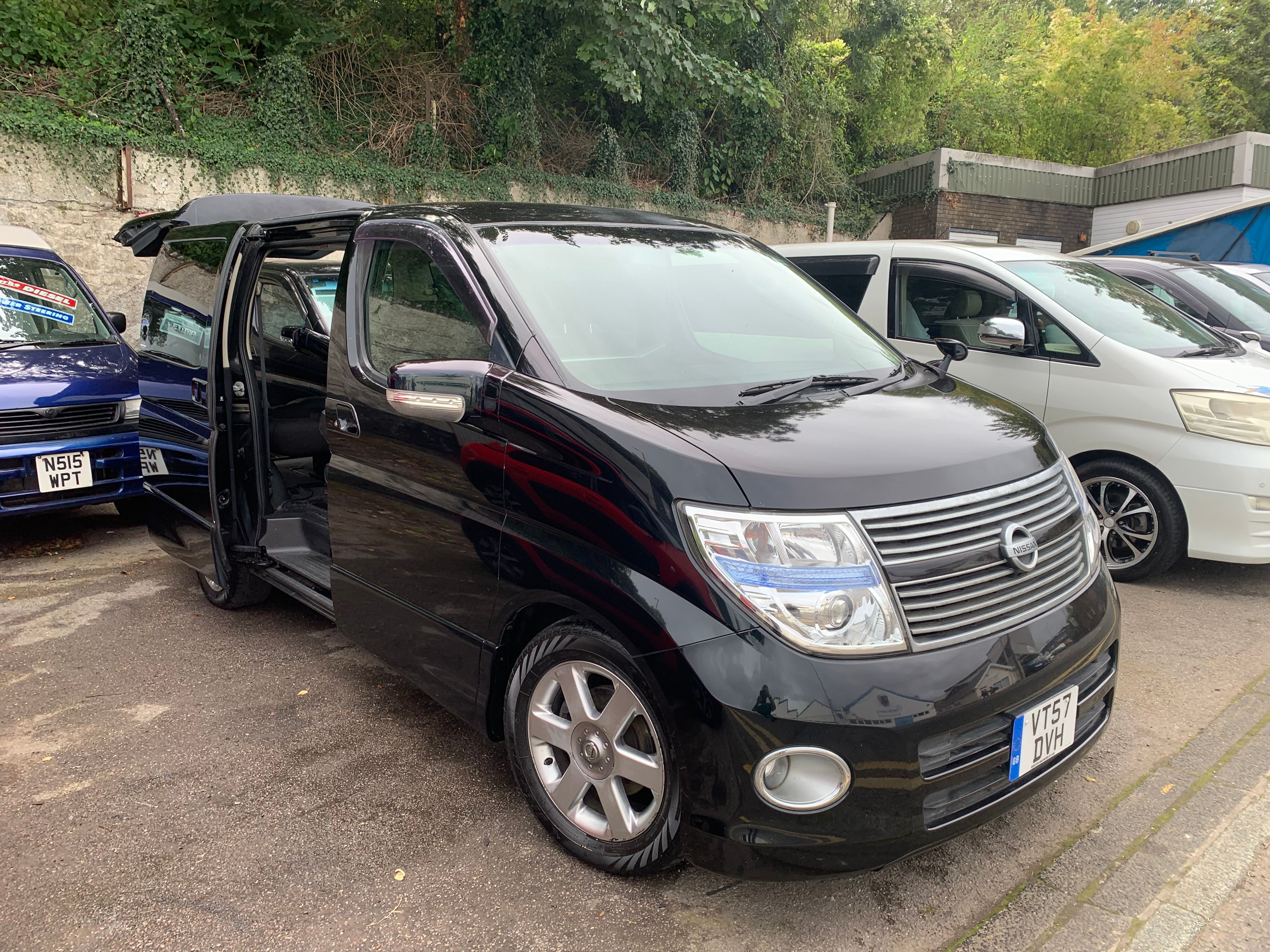 LATE MODEL AUTO NISSAN ELGRAND HIGHWAY STAR DAY CAMPER