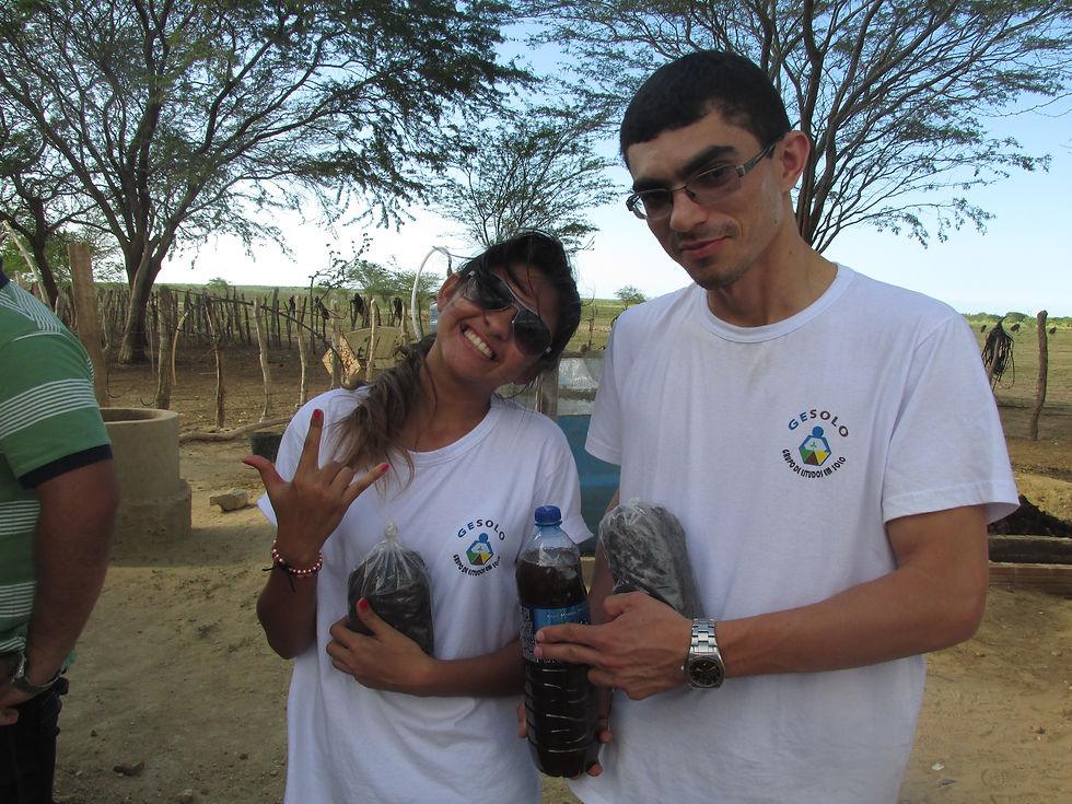 Segurando biofertilizante