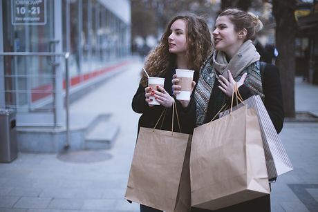 Meninas com sacos de compra