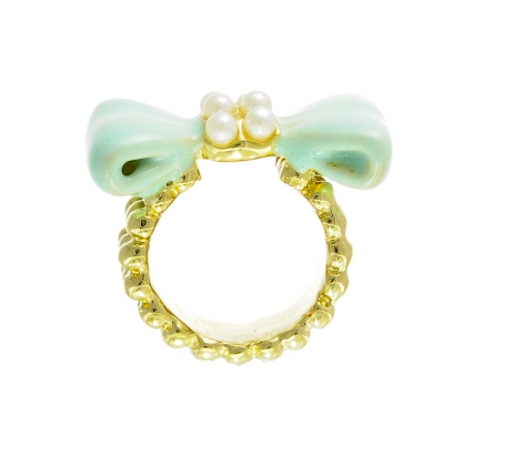Bow with pearl