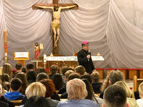 Srečanje birmancev s škofom  g. Maksimilijanom Matjažem