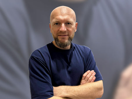 Alexis Dewet, French deep tissue massage therapist, performing a sports massage session