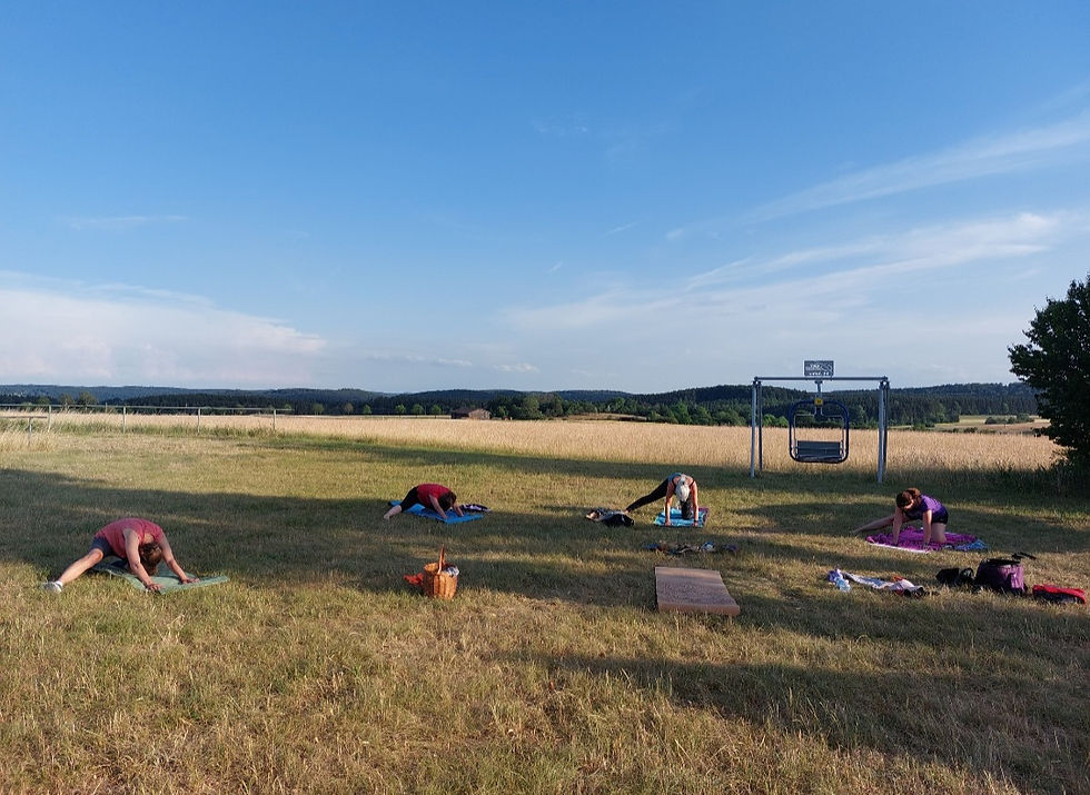 Yogilates am alten Sportplatz in Erpfingen