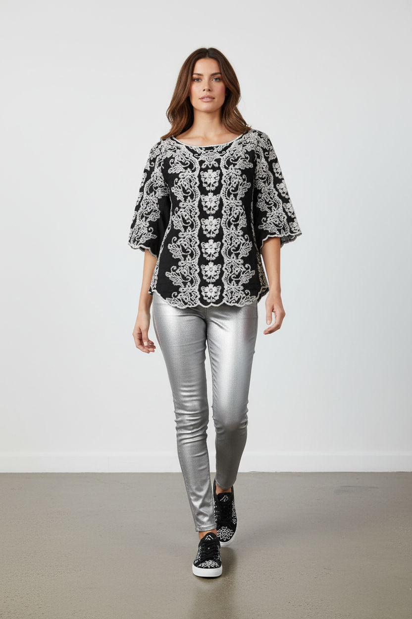 Blusa Solitaire Boho-Chic Negra con Bordado Blanco