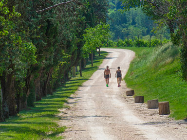 Turisták sétálnak a nyári melegben Venetóban