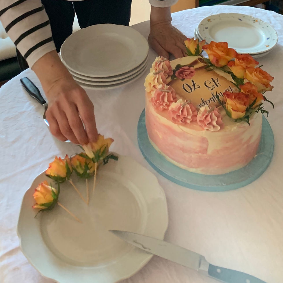 flower arrangement, cvetlice v tortah, rože na torti, kako okrasiti torto z rožami, emazingcreatinos, cvetličar, helenine čarovnije