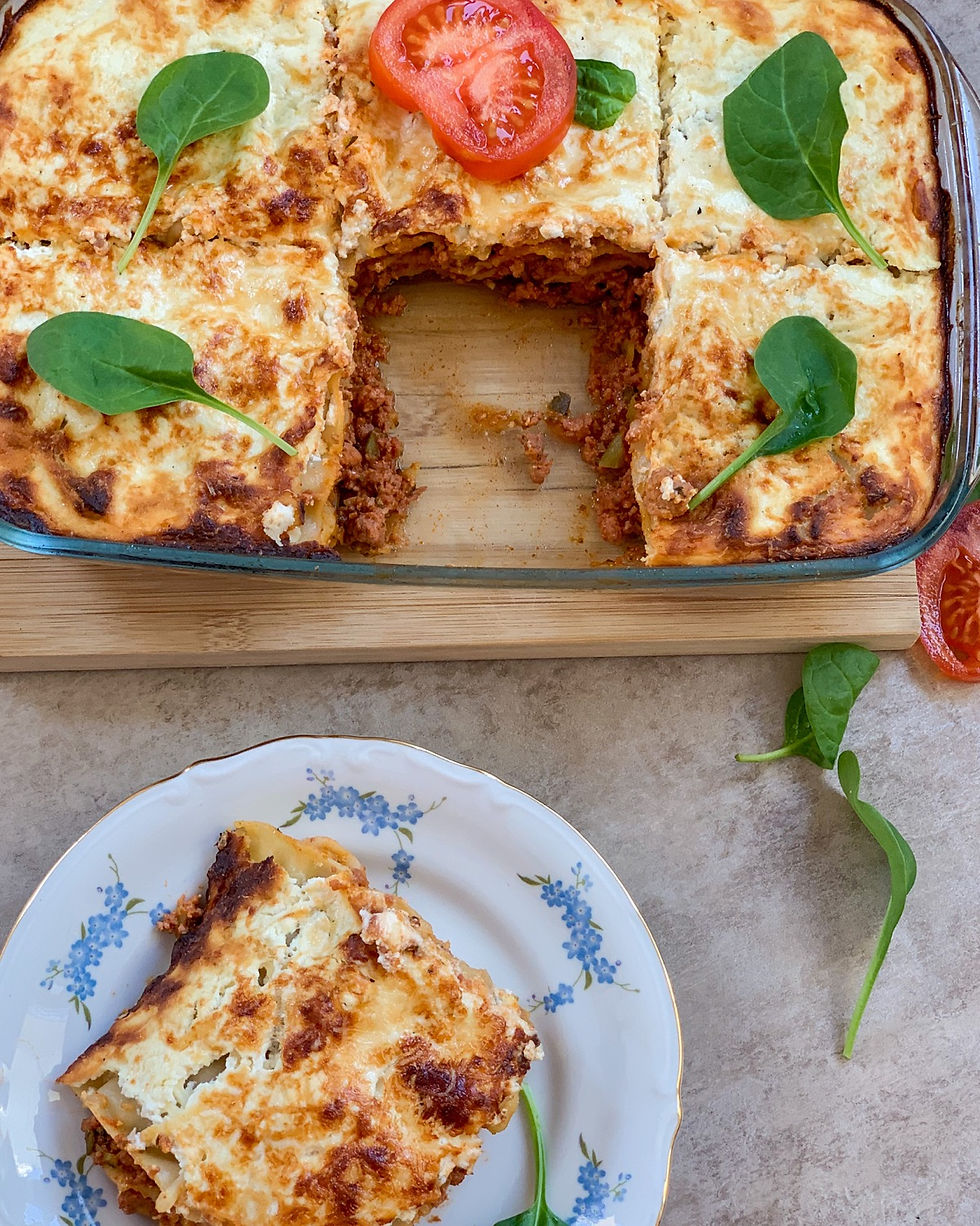 lazanja, mesna lazanja, helenine čarovnije, hitro kosilo, bolognese, testenine, makaroni, recept za makarone, bolonjez, zdrava kosila, hitro kosilo, bešamel, mleto meso, špinača, paradižnik, rikota, riccotta, italijanska hrana, comfort food, ogljikovi hidrati