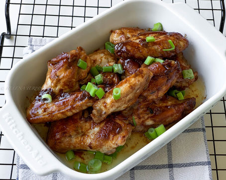 PIŠČANČJA KRILCA "ZA PRSTE POLIZAT"