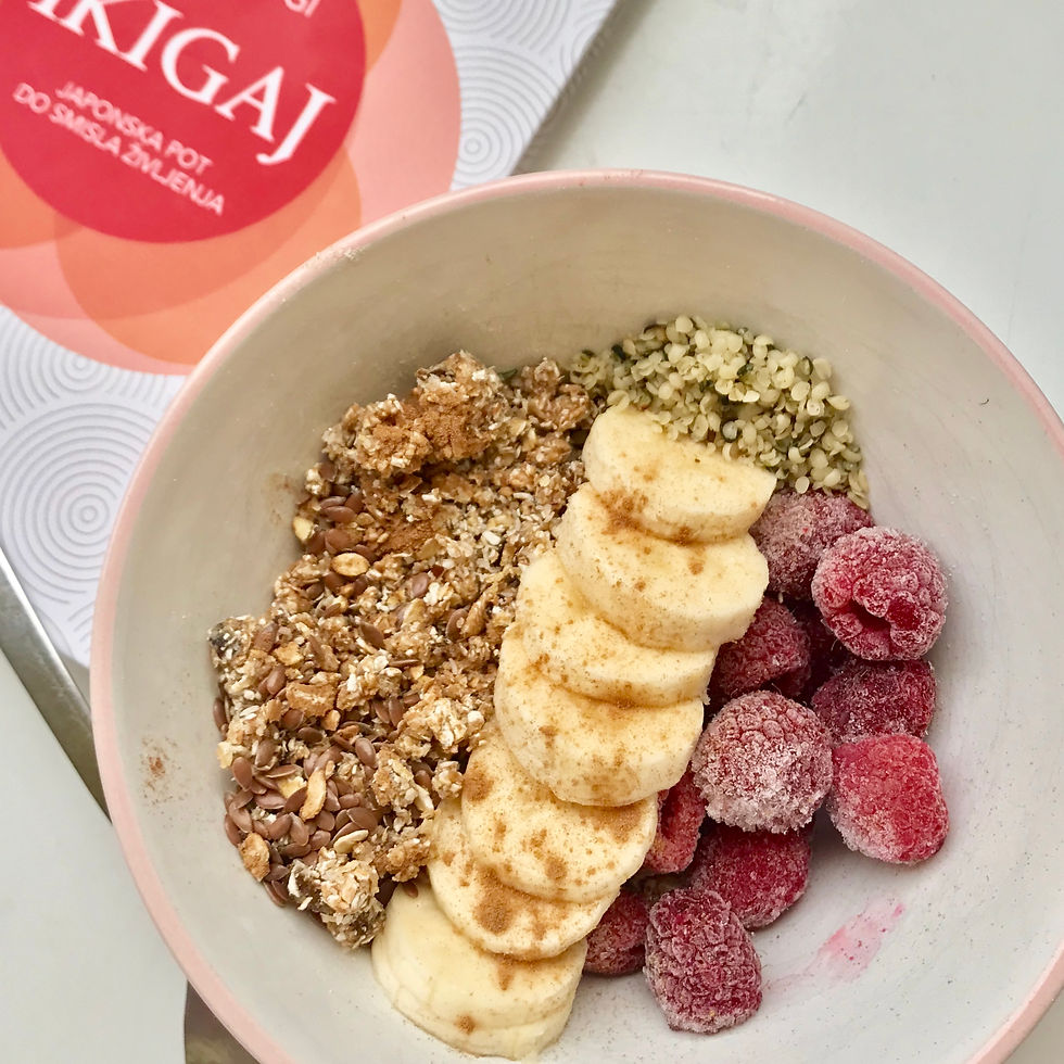 ideja za serviranje: zmrznjene maline z vrta, konopljina semena, polovica banane, ščep cimeta in kokosov napitek