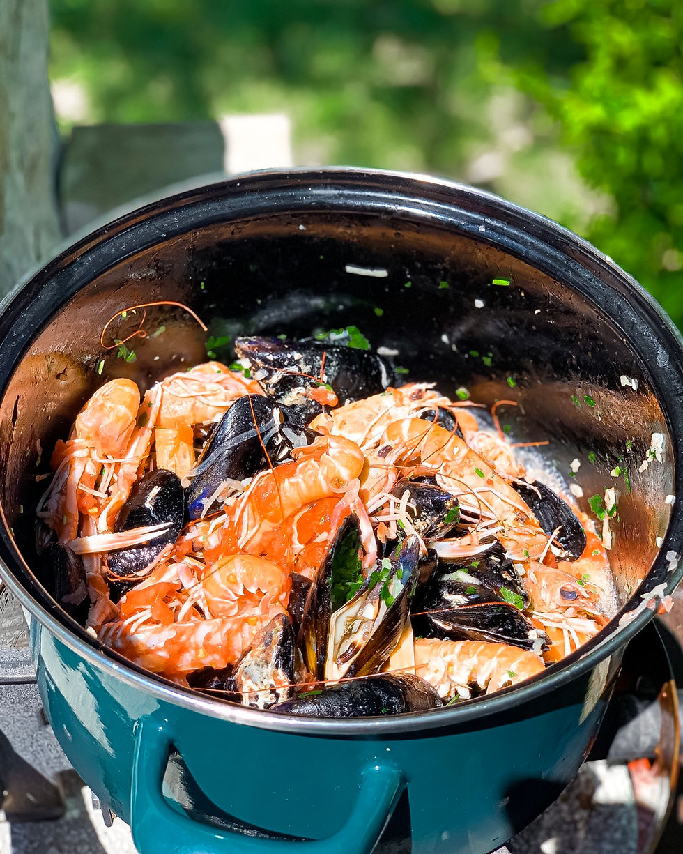 buzara, dagnje na buzaro, škampi na buzaro, helenine čarovnije, buzara na rdeče, buzara na belo