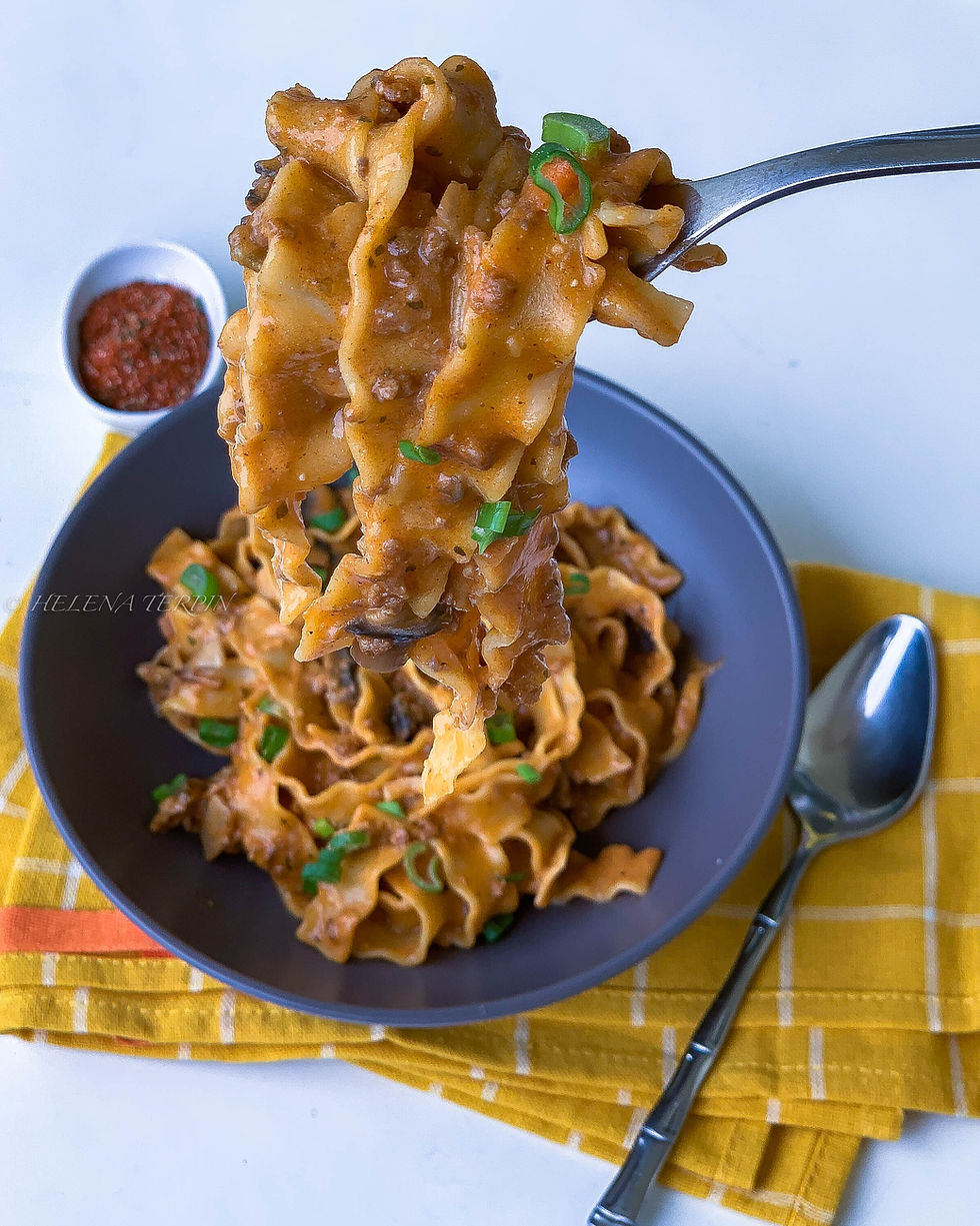 beef stroganoff, široki rezanci, začimbe, kotany, mleto meso, govedina, kosilo, gobe, šampinjoni, na žlico, hitro kosilo, comfort food, slavic comfort food, ruska hrana