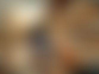 Person, die auf einem Smartphone Instagram durchblättert, während sie auf einer Terrasse in einem Hotel in Tirol mit Blick auf die Berge sitzt. Die Umgebung ist von warmem Sonnenlicht beleuchtet, und der Stil ist modern und gemütlich