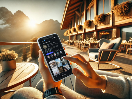 Person, die auf einem Smartphone Instagram durchblättert, während sie auf einer Terrasse in einem Hotel in Tirol mit Blick auf die Berge sitzt. Die Umgebung ist von warmem Sonnenlicht beleuchtet, und der Stil ist modern und gemütlich