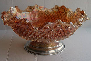 Chunky ruffled bowl with metal stand