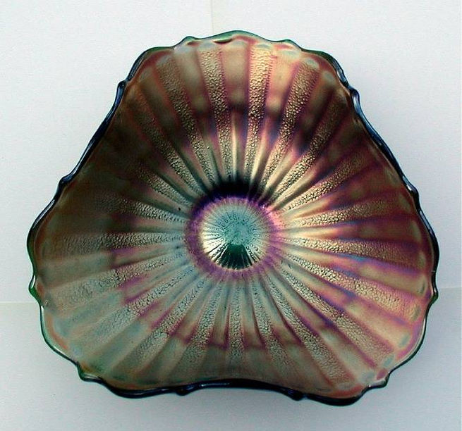 Stippled Rays tri cornered bowl, green