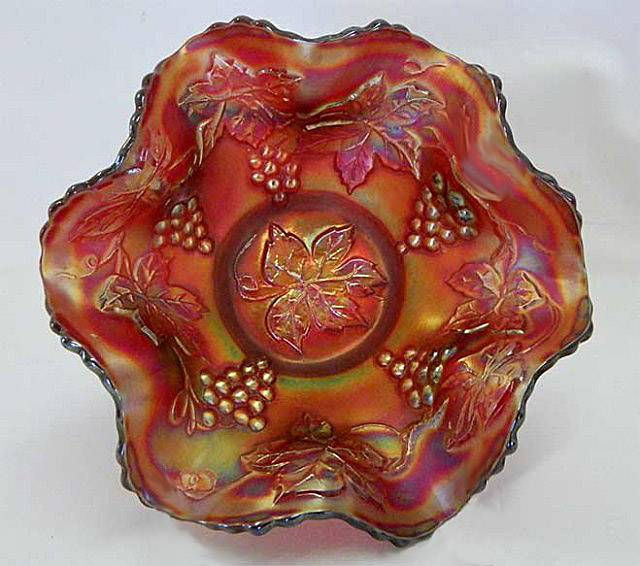 Vintage 7" ruffled bowl - red
