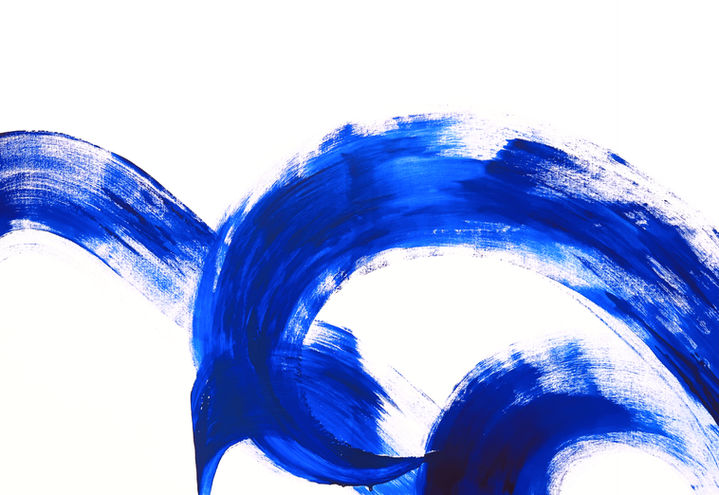 Tableau contemporain représentant une femme avec une peau bleue, inspiré des voyages de l'artiste