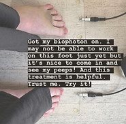 Cliënt tijdens een biofotonen therapie behandeling met voetplaten
