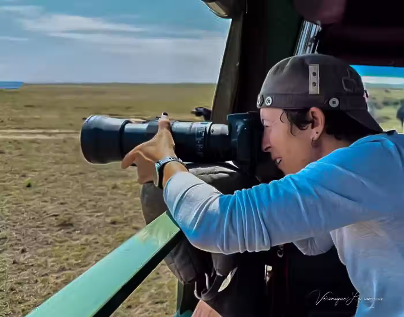 Véronique Lefrançois photographiant dans la savane