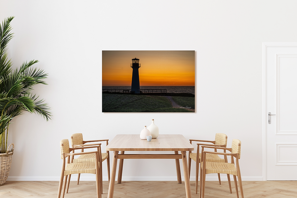 Miniature : Phare se dressant contre un coucher de soleil orange flamboyant sur la côte.