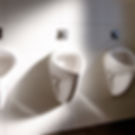 Urinale mit weißer Fliesenwand – hygienische und pflegeleichte Lösung für öffentliche Sanitärbereiche in Fellbach.