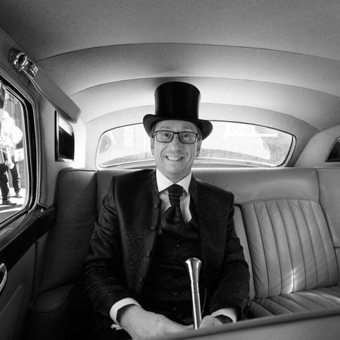 Hochzeitsfoto im Auto