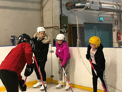 Maila_toimii_apuvälineenä_luistelutaidon