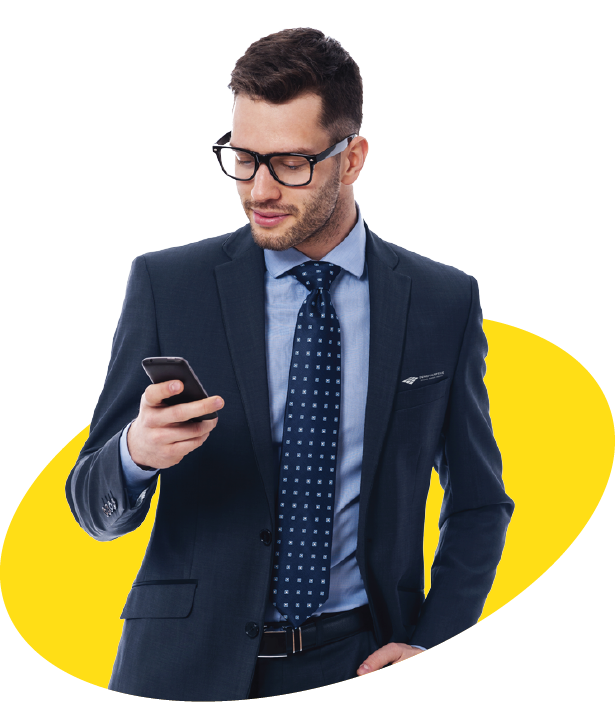 Homem olahndo no celular