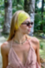 Bandeau large en dentelle jaune porté par une femme vue de profil