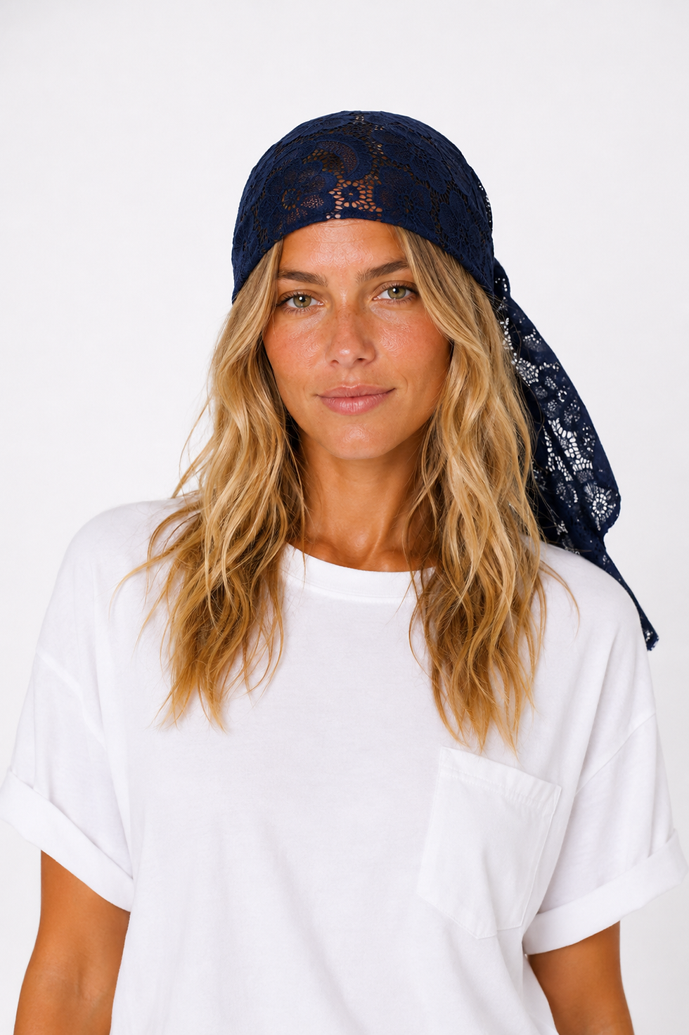 bandeau en dentelle bleu marine porté par une femme vue de face