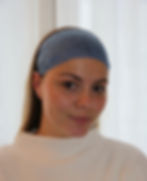 Bandeau large en dentelle bleu porté par une femme vue de face