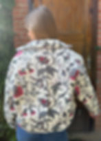 Veste matelassée à motifs floraux beige et bordeaux vue de dos