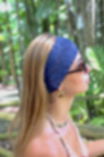 Bandeau large en dentelle bleu marine porté par une femme vue de profil