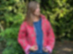 Veste rouge fleuri portée par une femme vue de face