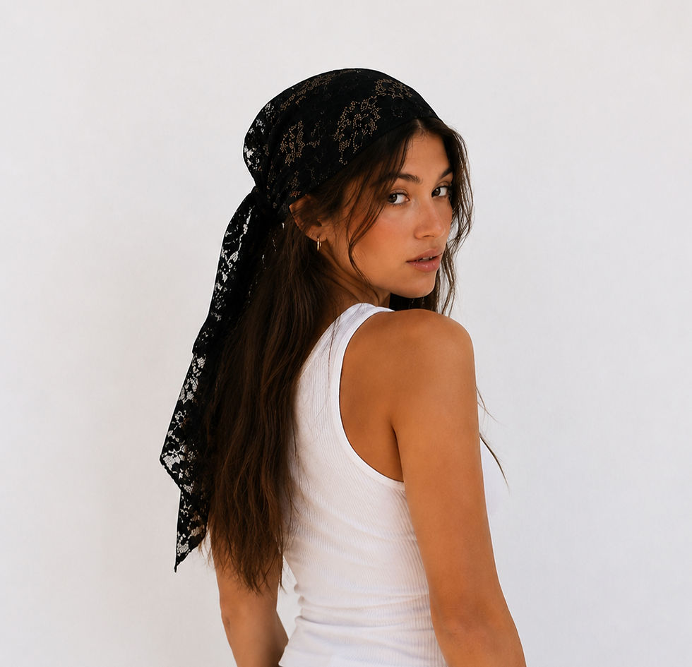Bandana en dentelle noir porté par une femme vue de profil