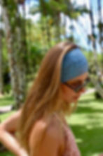Bandeau large en dentelle bleu porté par une femme vue de profil