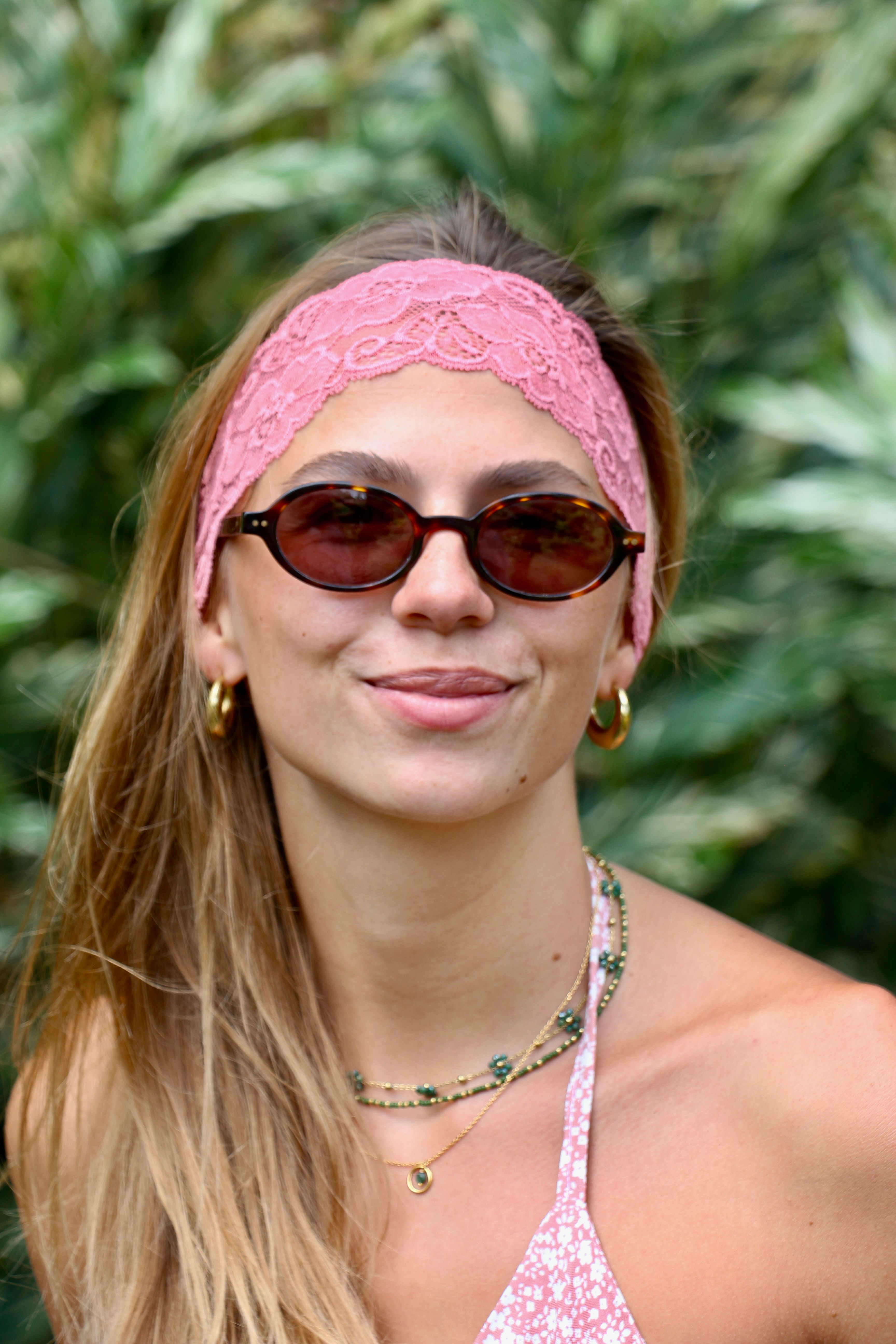 Bandeau en dentelle vieux rose porté par une femme vue de face